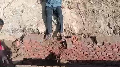 पूरामदारी नाले निर्माण में धाँधले बाजी
बिना सीमेंट के मिट्टी में ईंट लगाई गई