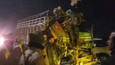 सहसवान: चौकी नंबर 04 पर बदायूँ - मेरठ हाइवे पर सड़क हादसे में ट्रक और डीसीएम की भीषण भिड़ंत, डीसीएम चालक की मौत, एक युवक घायल