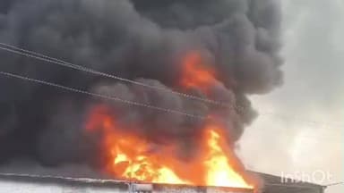 हरदोई: फैक्ट्री की दीवार जेसीबी से तोड़ी गई, दमकल की 4 गाड़ियां आग बुझाने में जुटी, क्षेत्र में हड़कंप