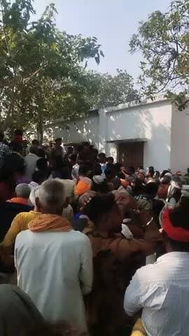 ग्राम ट्रैवल घाट जिला सिद्धार्थ नगर यूरिया खाद की बहुत बड़ी दिक्कत है जो कि समय के अनुसार नहीं मिल रहा है सैकड़ो लोग