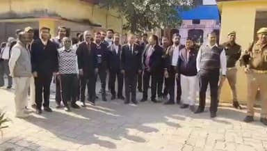 महोबा: कचहरी में 13 दिसंबर को राष्ट्रीय लोक अदालत के लिए जिला जज ने हरी झंडी दिखाकर प्रचार अभियान का शुभारंभ किया