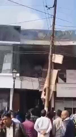 डुमरियागंज: डुमरियागंज मंदिर चौराहा स्थित SK Mobile शॉप में अज्ञात कारणों से लगी आग, कल ही हुआ था उद्घाटन