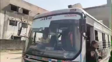 ગીર ગઢડા: ગીરગઢડા એસટી બસ સ્ટેશનમા સમયસર બસ ન મળતા વિધાર્થીઓ એ કર્યો ચક્કાજામ અનેકવખત રજૂઆત છતા કોઇ સુધારો નહી