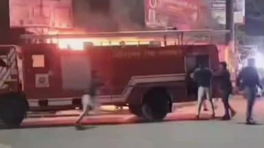 चौमूं: चौमू पुलिस थाने के सामने वस्त्र भंडार में लगी आग, जरूरतमंदों के कपड़े जलकर हुए राख, एक युवक झुलसा