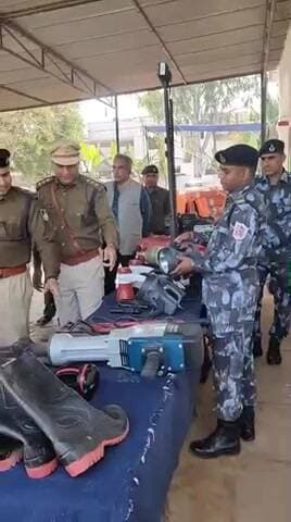 आपदा उपकरण का अवलोकन करते कलेक्टर डॉ. सतीश कुमार एस एवं पुलिस अधीक्षक हंसराज सिंह #सतना #मध्यप्रदेश #satna