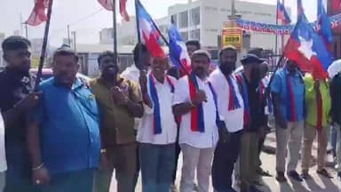 ஓசூர்: திருப்பரங்குன்றம் முருகன் கோவில் விவகாரம் ஒசூர் பேருந்து நிலையத்தில் மோடிக்கு நல்ல புத்திக்கேட்டு கற்பூரம் ஏந்தி தேங்காய் உடைத்த விசிகவினர்: