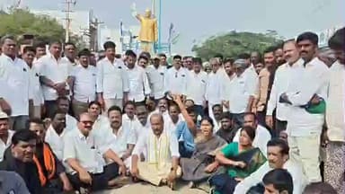 రాయదుర్గం: కణేకల్లు లో వైఎస్సార్ విగ్రహం ధ్వంసం ఘటనకు నిరసనగా రోడ్డుపై బైఠాయించిన వైసిపి శ్రేణులు