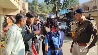 चिरमिरी में चला विशेष यातायात जागरूकता अभियान, हेलमेट और सीट बेल्ट लगाने वालों का फूल देकर किया गया सम्मान