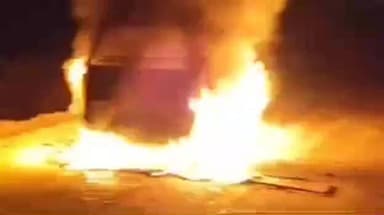 अमळनेर: अमळनेर-पारोळा मार्गावर "आगीचा तांडव"; धावत्या कारला भीषण आग; प्रवाशांच्या प्रसंगावधानामुळे मोठी दुर्घटना टळली