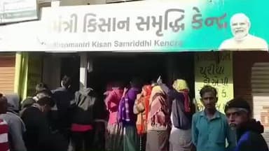 વડાલી: તાલુકાને 674 મેટ્રિક ટન યુરિયા ફાળવતા શહેરમાં તમામ કેન્દ્ર ઉપર યુરિયા ખાતર લેવા ખેડૂતોની લાંબી લાઈનો લાગી.