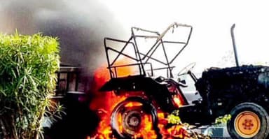 बागबाहरा: चलते ट्रैक्टर में लगी आग, चालक ने कूदकर अपनी जान बचाई