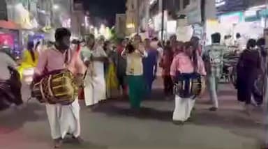 திருச்செங்கோடு: திருச்செங்கோட்டில் திருக்கார்த்திகை தீப விழாவையொட்டி மகா தீபம் ஊர்வலம் நடைபெற்றது