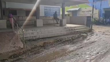 சேரன்மகாதேவி: சேரன்மகாதேவியில் சாலைகள் சேதம். சேற்றில் நாற்று நட்டு பொதுமக்கள் நூதன போராட்டம்.