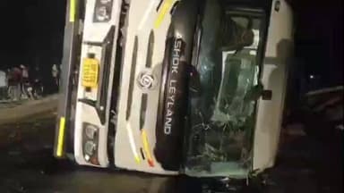 हसनपुर: हसनपुर में सिरे से भरा टैंकर पलटा, चालक घायल, हाई टेंशन विद्युत लाइन के दो पोल टूटे