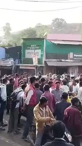 तालबेहट: बार कस्बे में खाद की कालाबाजारी से आक्रोशित किसानों ने खाद से भरे ट्रक को रोककर लगाया जाम, मचा हड़कंप, वीडियो हुआ वायरल