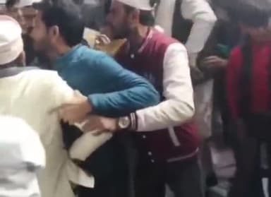 बदायूं: खासपुर गांव में उर्स के दौरान हुए बवाल में फायरिंग, एक व्यक्ति के सिर में लगी गोली, 14 लोगों को हिरासत में लिया गया