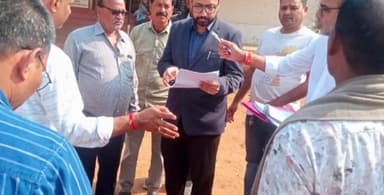 महासमुंद कलेक्टर ने धान उपार्जन केंद्रों का किया औचक निरीक्षण