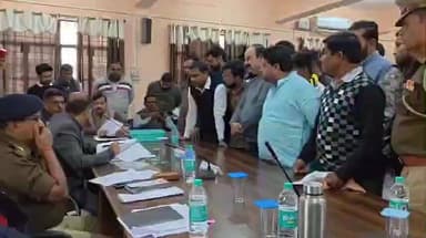 तिर्वा: तिर्वा में डीएन कॉलेज ग्राउंड में प्रदर्शनी की रोक की मांग को लेकर युवा मिले डीएम से