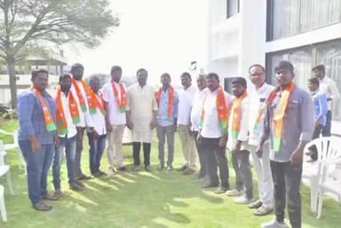 ఖానాపూర్: ఎమ్మెల్యే మహేశ్వర్ రెడ్డిని కలిసిన ఏకగ్రీవంగా ఎన్నికైన లోకల్ వెల్మల్ గ్రామ సర్పంచ్ గంగాధర్ వార్డు సభ్యులు