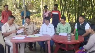 ফালাকাটা: মাদারিহাট: ফালাকাটার দলগাঁওবস্তিতে হাতির আক্রমণে মৃতের পরিবারকে শনিবার পাঁচ লক্ষ টাকার চেক দিল বনদপ্তর