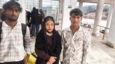 সাব্রুম: সাব্রুম রেলস্টেশন থেকে বৈষ্ণবপুরের এক যুবতি সহ আসামের দুই যুবককে আটক করেন বিএসএফ