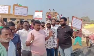 మోతే: మామిళ్లగూడెంలో ఎన్నికలు జరపాలని గ్రామస్థుల ధర్నా