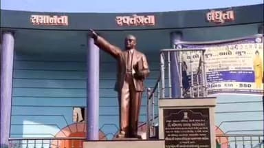 કોડીનાર: કેબીનેટ મંત્રી ડો.પદ્યુમન વાજાએ કોડીનાર ખાતે આંબેડકર ચોક મા મહાપરિનિમાઁણ દિવસ નિમીતે ડો.બાબાસાહેબને પુષ્પાંજલી અપર્ણ કરી