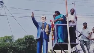 పెనుకొండ పట్టణంలో టీ షాప్ వద్దకు వెళ్లిన మంత్రి సవిత