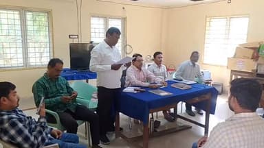 నరసన్నపేట: ప్రభుత్వం చేపడుతున్న పీజీఆర్ఎస్ ఫిర్యాదులపై తక్షణమే సిబ్బంది స్పందించాలన్న నరసన్నపేట తహశీల్దార్ సత్యనారాయణ,