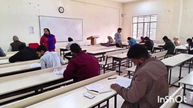 बलिया: जेएनसीयू सेमेस्टर परीक्षा में उड़ाका दल ने 5 नकलची पकड़े, मोबाइल सहित अनुचित साधन किया बरामद