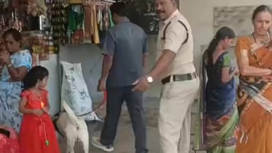 నరసన్నపేట: నరసన్నపేట ఆర్టీసీ కాంప్లెక్స్లో పోలీసులు ముమ్మరంగా తనిఖీలు