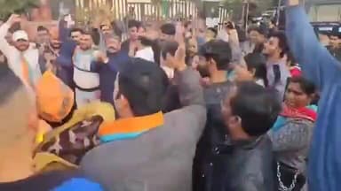 खबर देहरादून से है लक्सर के पूर्व विधायक संजय गुप्ता के खिलाफ फूटा सुराज सेवा दल का गुस्सा,पुतला दहन किया गया देखिए...