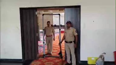 शहादा: मतपेट्यांमध्ये छेडछाड अफवेने शहादा शहरात स्ट्रॉंग रूम बाहेर उमेदवार नागरिकांची गर्दी...