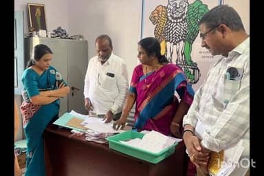 వికారాబాద్: జిల్లాలో పలు మండలాలలో ఎన్నికల స్కూటీని క్షేత్రస్థాయిలో పరిశీలించిన సాధారణ ఎన్నికల పరిశీలకు రాలు