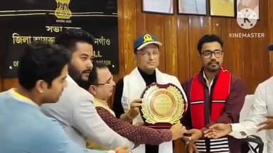 নগাঁও: জিলা আয়ুক্ত দেৱাশীষ শৰ্মাক অসম সন্তান গৌৰৱ বঁটা প্ৰদান