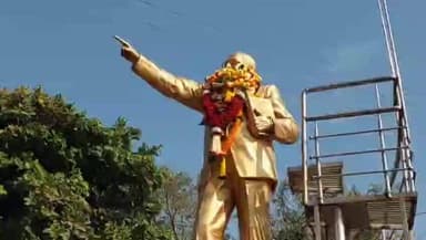 नंदुरबार: महापरिनिर्वाण दिनानिमित्त साक्री नाका परिसरात बाबासाहेब आंबेडकरांच्या पूर्णकृती पुतळ्याला पुष्पहार अर्पण...