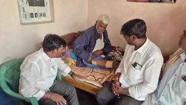 ಶಿರಹಟ್ಟಿ: ಅನಾರೋಗ್ಯದಿಂದ ಬಳಲುತ್ತಿದ್ದ ಗ್ರಾಂ. ಪಂ.ಸದಸ್ಯನ ಮನೆಗೆ ದೇವಿಹಾಳ ಗ್ರಾಮದಲ್ಲಿ ಶಾಸಕ ಚಂದ್ರು ಲಮಾಣಿ ಭೇಟಿ, ಆರೋಗ್ಯ ವಿಚಾರಣೆ