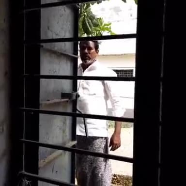 శింగనమల: సింగనమల మండల కేంద్రంలోని దుర్గ ఆంజనేయ స్వామి దేవాలయం వద్ద భక్తులకు పూజారికి వాగ్వాదం