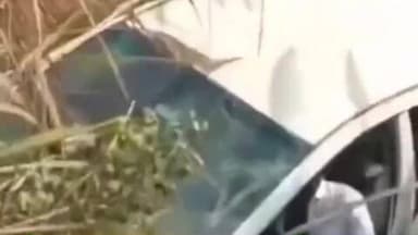 घाटमपुर: नमक फैक्ट्री के पास तेज रफ्तार कार अनियंत्रित होकर खंती में जा घुसी