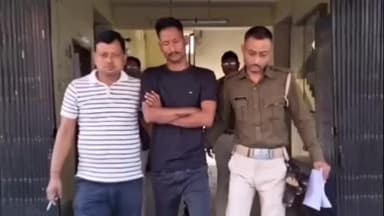 খড়িবাড়ি: সীমান্ত এলাকায় মাদক কারবারের পর্দাফাঁস, খড়িবাড়িতে গ্রেফতার মাদক ডিলার