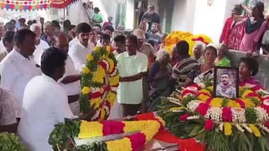 திருத்தணி: ஜம்மு காஷ்மீர் தீவிரவாதிகளால் சுட்டு கொல்லப்பட்ட ராணுவ வீரர் உடலுக்கு ஆட்சியர் பிரதாப் அஞ்சலி செலுத்தினர்