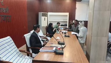 तहसील किरावली में दंमगो ने सरकारी जमीन को बेचा कोडियों के भाव