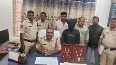 టెక్కలి: టెక్కలి వరుస దొంగతనాలను ఛేదించిన పోలీసులు 78 గ్రాముల బంగారం 38 గ్రాముల వెండి నగదు స్వాధీనం చేసుకొన్న ఇన్స్పెక్టర్ విజయ్