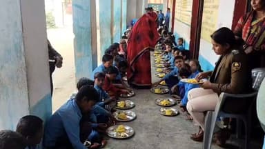 इन दिनों सोशल मीडिया पर बनमा ईटहरी थानाध्यक्ष खुशबू कुमारी का स्कूली बच्चों व साथ भोजन करने का वीडियो वायरल,क्षेत्र में ...