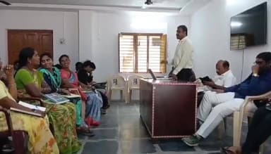 కనిగిరి: పట్టణంలోని వెలుగు కార్యాలయంలో వివోఏ లతో సమావేశం నిర్వహించిన శ్రీనిధి జనరల్ మేనేజర్ సంపత్ కుమార్