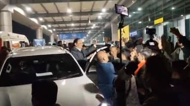 #भाजपा के राष्ट्रीय अध्यक्ष जेपी नड्डा शुक्रवार शाम पहुंचे देवघर एयरपोर्ट कार्यकर्ताओं ने गर्मजोशी के साथ किया उनका स्वा...