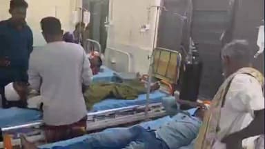 రాయదుర్గం: పట్టణంలోని మెలకల్మూరు రోడ్డు చెక్ పోస్టు వద్ద రెండు బైక్ లు డీకొన్న ఘటనలో నలుగురికి తీవ్ర గాయాలు, ఆసుపత్రికి తరలింపు