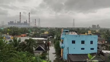 பொன்னேரி: அத்திப்பட்டு புதுநகர் பள்ளம் பகுதியில் மழை நீர் தேங்கி நிற்பதால் இறந்தவர் சடலத்தை சாலையில் வைத்து இறுதி சடங்கு செய்தனர்