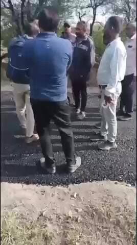 પ્રાંતિજ: પ્રાંતિજમાં નવો બનેલો રોડ બે દિવસમાં તૂટ્યો ગ્રામજનોએ રોડની કામગીરીમાં હલકી ગુણવત્તાનાનો સામાન ઉપયોગ કર્યાનો આક્ષેપ