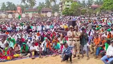 ಕಾರವಾರ: ಜಿಲ್ಲೆಯ ಅರಣ್ಯ ವಾಸಿಗಳ ಸಮಸ್ಯೆಗಳನ್ನು ಬಗೆಹರಿಸುವಂತೆ ನಗರದಲ್ಲಿ ಬೃಹತ್ ಸಮಾವೇಶ